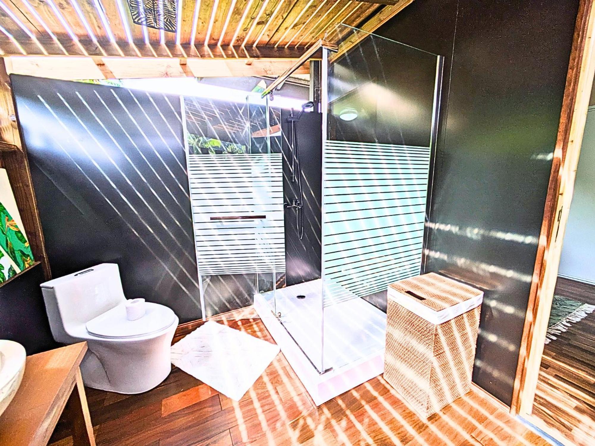 Natura Om Teahupoo Surf Lodge Toanoano Buitenkant foto