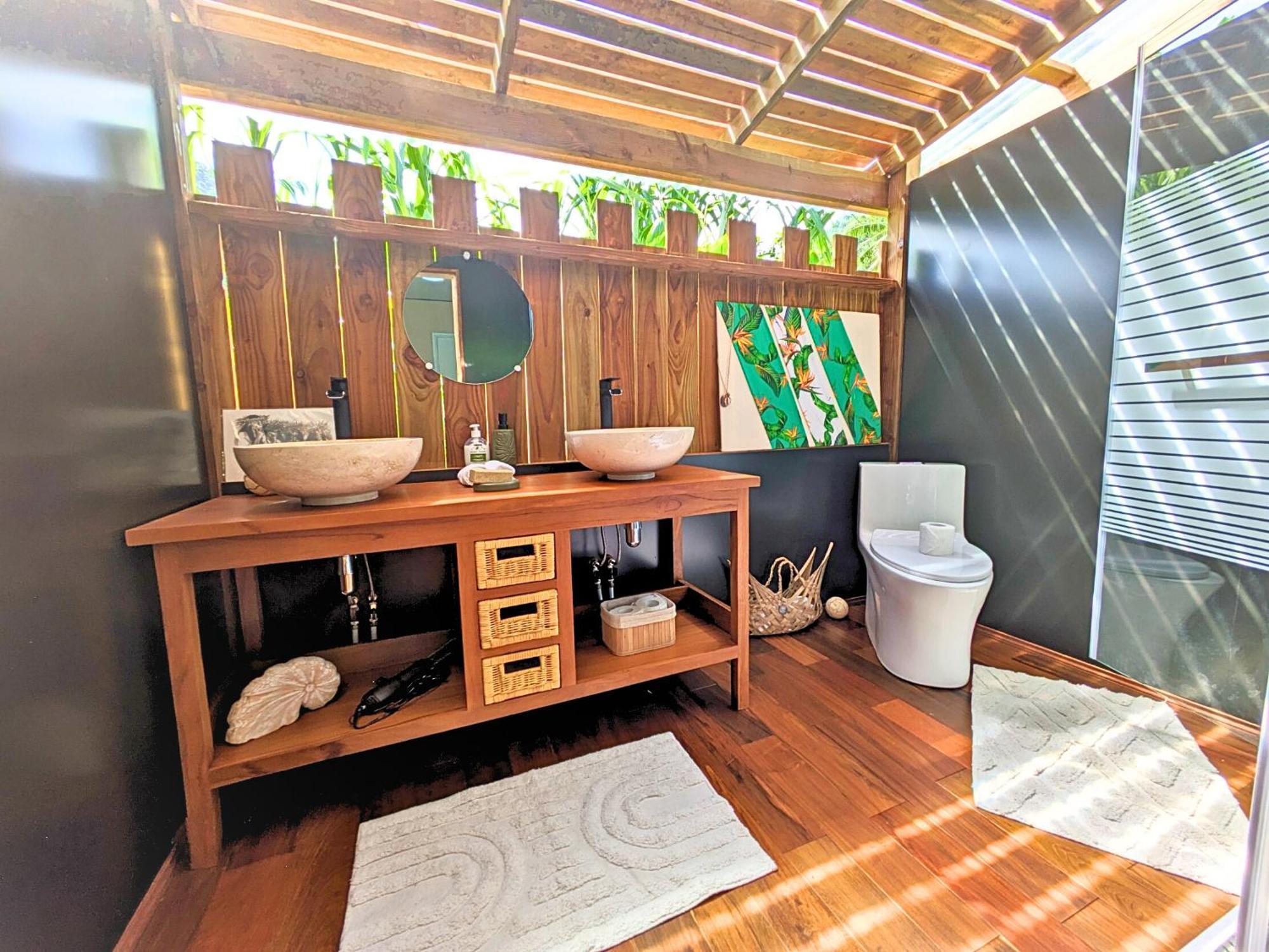 Natura Om Teahupoo Surf Lodge Toanoano Buitenkant foto